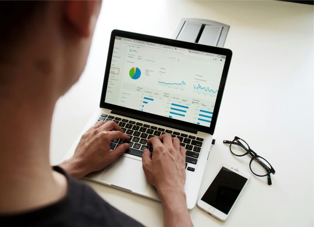 Benchmarking vs. Análisis de la competencia ¿Cuál es mejor para tu negocio