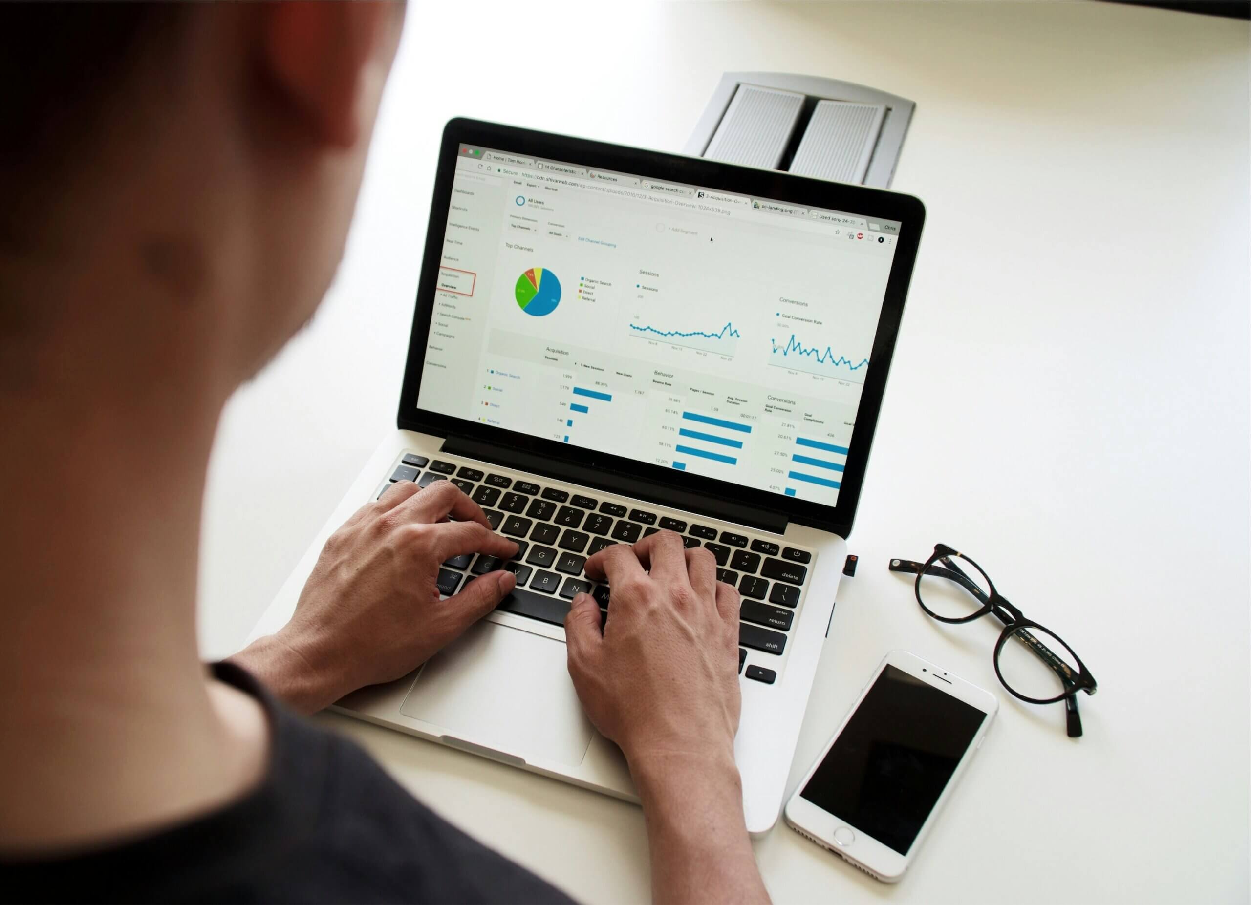 Benchmarking vs. Análisis de la competencia: ¿Cuál es mejor para tu negocio?